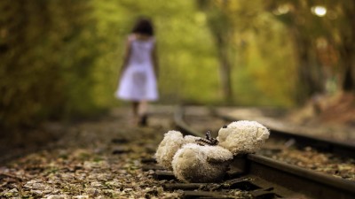کودک-دختر-دختر بچه-دختربچه-ماکرو-عروسک-ریل قطار-ریل